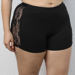 Détail de short noir taille haute avec empiècements sexy en dentelle florale et tissu extensible