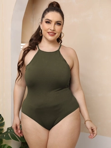 Detail van de olijfgroene halter-bodysuit van elastisch gebreide stof op een curvy model