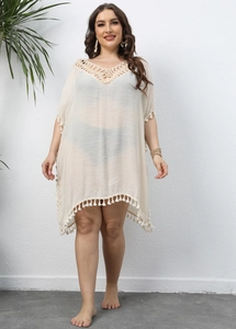 Détail de la tunique de plage beige avec encolure en crochet et franges en coton