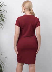 Vista trasera de un vestido ajustado de punto acanalado burdeos con detalle de raja