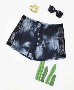 Short tie-dye bleu marine et gris avec bordure en dentelle florale et taille élastique