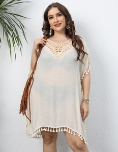 Vue détaillée du col en V crocheté et des franges crème sur cette robe de plage légère
