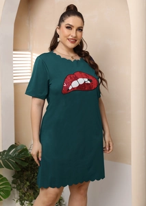 Robe grande taille vert foncé avec patch lèvres pailleté et bords festonnés