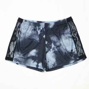 Détail du short tie-dye avec empiècements en dentelle florale et taille élastique