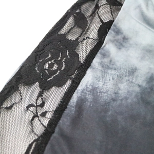 Détail de la dentelle rose noire sur tissu tie-dye gris-bleu pour short sexy et chic