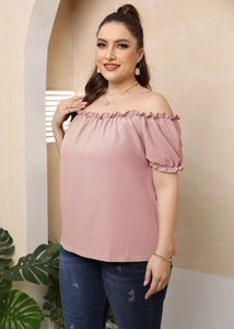 Détail du haut rose à épaules dénudées avec volants et texture gaufrée pour femme
