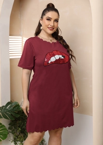 Détail de la broderie lèvres à paillettes et bordure festonnée sur robe bordeaux
