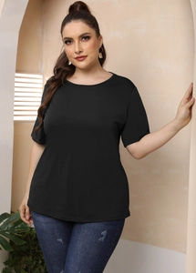 Λεπτομερής όψη μαύρου T-shirt σε μεγάλο μέγεθος με στρογγυλή λαιμόκοψη και απαλή υφή