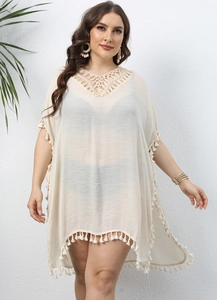 Détails de robe de plage bohème avec broderie au crochet et finitions à pompons
