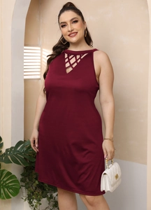Dettaglio dell'abito bordeaux taglie forti con scollo a grata e tessuto liscio chic