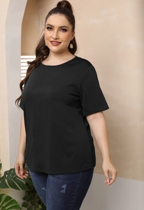 Λεπτομερής προβολή γυναικείου μαύρου T-shirt μεγάλου μεγέθους με στρογγυλή λαιμόκοψη