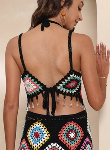 Détail du dos du haut dos nu au crochet avec motifs colorés et franges en perles