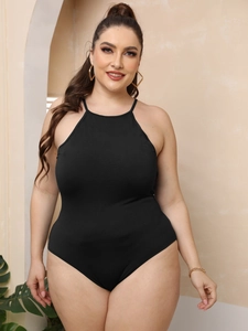Detailopname van zwarte grote maten bodysuit met hoge hals en geribbelde stretchstof