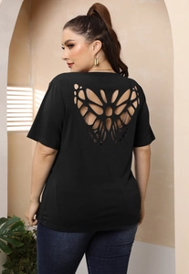 Λεπτομέρεια γυναικείου μαύρου T-shirt με μοναδικό άνοιγμα πεταλούδας στην πλάτη