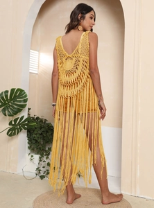 Vue arrière détaillée d'un haut de plage en crochet jaune avec de longues franges bohèmes