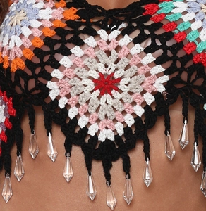 Vue détaillée du haut de bikini au crochet coloré avec motifs géométriques et franges