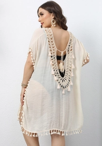 Détail de la tunique de plage crème bohème avec dos crocheté et accents de franges
