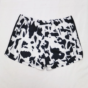 Vue détaillée du short de sport à motif de vache noir et blanc avec taille élastique