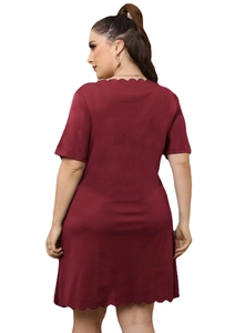 Robe courte grande taille bordeaux coupe évasée avec bords festonnés, vue de dos