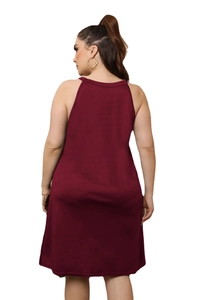 Abito bordeaux taglie forti senza maniche a trapezio con un elegante scollo sulla schiena