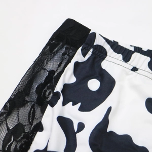 Vue détaillée du tissu imprimé vache et de la dentelle noire sur le short élastique