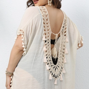 Détails de la robe de plage beige au crochet avec franges et dentelle au dos