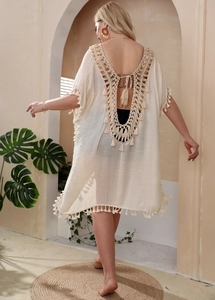 Détail du dos d'une robe de plage au crochet avec col en V profond et franges bohèmes