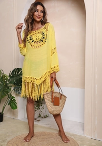 Gelbes Strandkleid in Häkeloptik mit Blumenmuster und langen Fransen für den Sommerurlaub