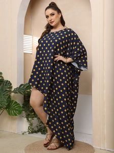 Dettaglio vestito caftano taglie forti blu navy con pois gialli e maniche a pipistrello