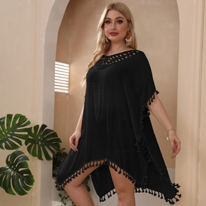 Détail de cache-maillot noir bohème avec encolure au crochet et ourlet à franges