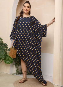 Dettaglio macro del vestito kaftan taglie forti con pois gialli su tessuto blu notte