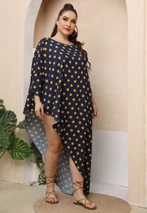 Abito taglie forti blu navy a pois gialli con orlo asimmetrico su modella
