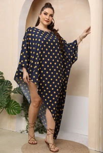 Abito da spiaggia taglie forti blu navy a pois con orlo irregolare e maniche a pipistrello