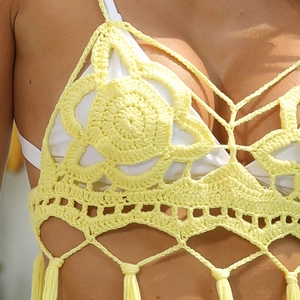 Vue macro détaillée du haut en crochet jaune fait main avec motifs floraux et franges