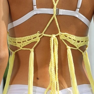 Détail du caraco jaune crocheté à la main avec franges et maille ajourée pour look de vacances