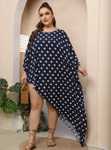 Dettaglio dell'abito blu navy a pois con orlo asimmetrico per la spiaggia e le vacanze