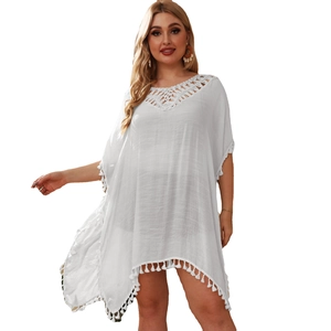 Tunique de plage blanche avec col en V crocheté, fentes latérales et pompons décoratifs