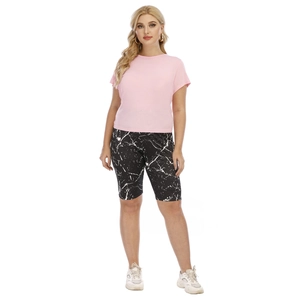 Detailansicht von rosa Kurzarm-T-Shirt und Radlerhose mit Marmormuster-Set