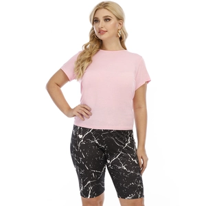 Rosa kurzärmeliges T-Shirt und Radlerhose mit Marmordruck im lässigen Set