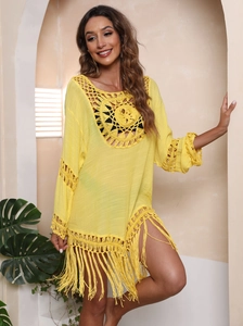 Detail des gelben Häkel-Sonnenmusters und langer Fransensaum am Strand-Überwurfkleid