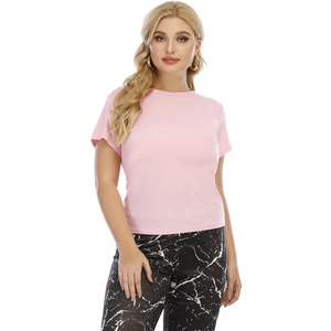 Nahaufnahme eines rosa T-Shirts kombiniert mit Leggings mit Marmordruck und hoher Taille
