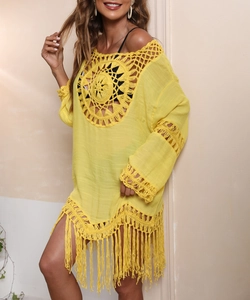 Detail der gelben Häkel-Sonne und langen Fransen am Strand-Cover-up-Kleid