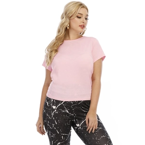 Detailsicht des rosa Kurzarm-T-Shirts kombiniert mit schwarz-weiß bedruckten Leggings
