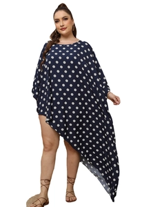 Vestito da spiaggia taglie forti blu scuro a pois con orlo asimmetrico e maniche a cappa
