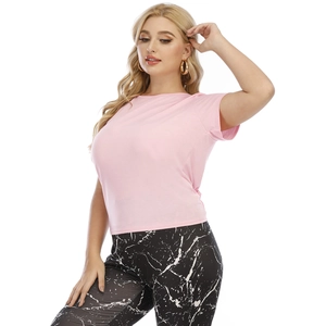 Damen T-Shirt in Rosa kombiniert mit Leggings mit schwarz-weißem Marmormuster