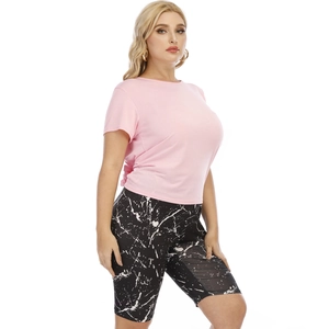 Damen Set mit rosa Kurzarm T-Shirt und hoch taillierten Sportshorts mit Spritzmuster