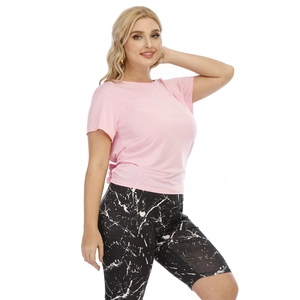 Dreiviertel-Seitenansicht eines rosa T-Shirts mit Rundhalsausschnitt und Tintenspritz-Shorts