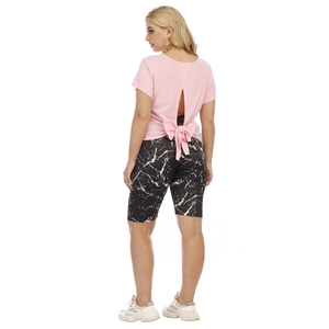 Rosa rückenfreies T-Shirt mit Schleife und Radlerhose mit Marmormuster Set
