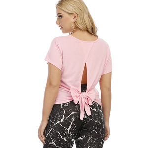 Detail des rosa rückenfreien T-Shirts mit großer dekorativer Schleife und offenem Rücken