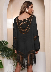 Detail von schwarzem Häkel-Strand-Cover-up mit Mandala-Rücken und langen Fransen